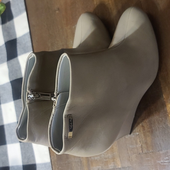 Boots - Picture 2 of 5